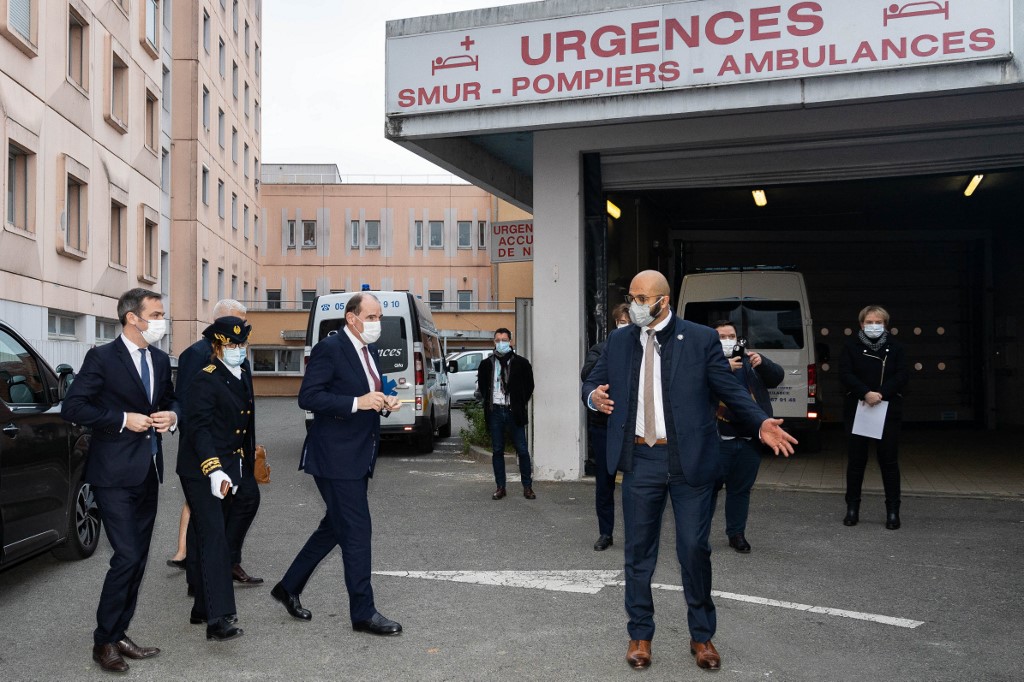 Le Premier ministre français Jean Castex et le ministre français de la Santé Olivier Veran arrivent pour une visite à l'hôpital d'Angoulême le 2 décembre, 2021. (AFP)