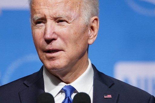 Face à l'hiver et au variant Omicron, Biden lance l'offensive sanitaire, et politique