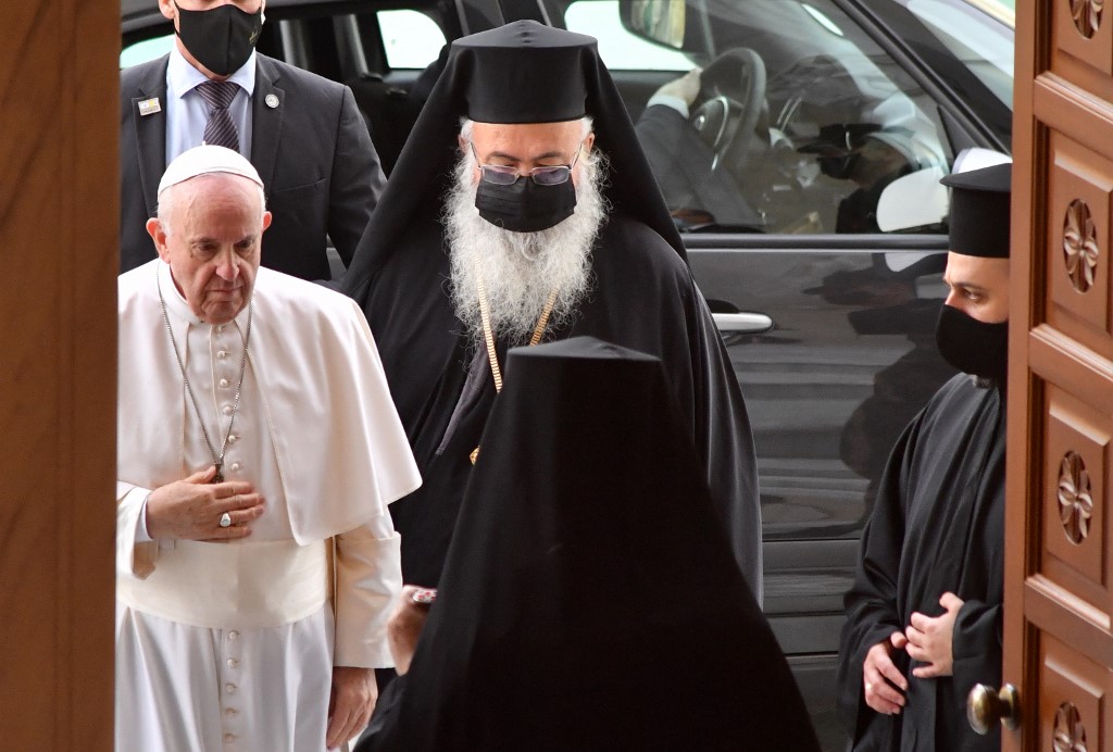 Le pape François est accueilli par l'archevêque Chrysostomos II (C) de Chypre à l'archevêché de l'Église orthodoxe grecque de Nicosie, la dernière capitale divisée de l'Europe, le 3 décembre 2021. Iakovos HATZISTAVROU / AFP