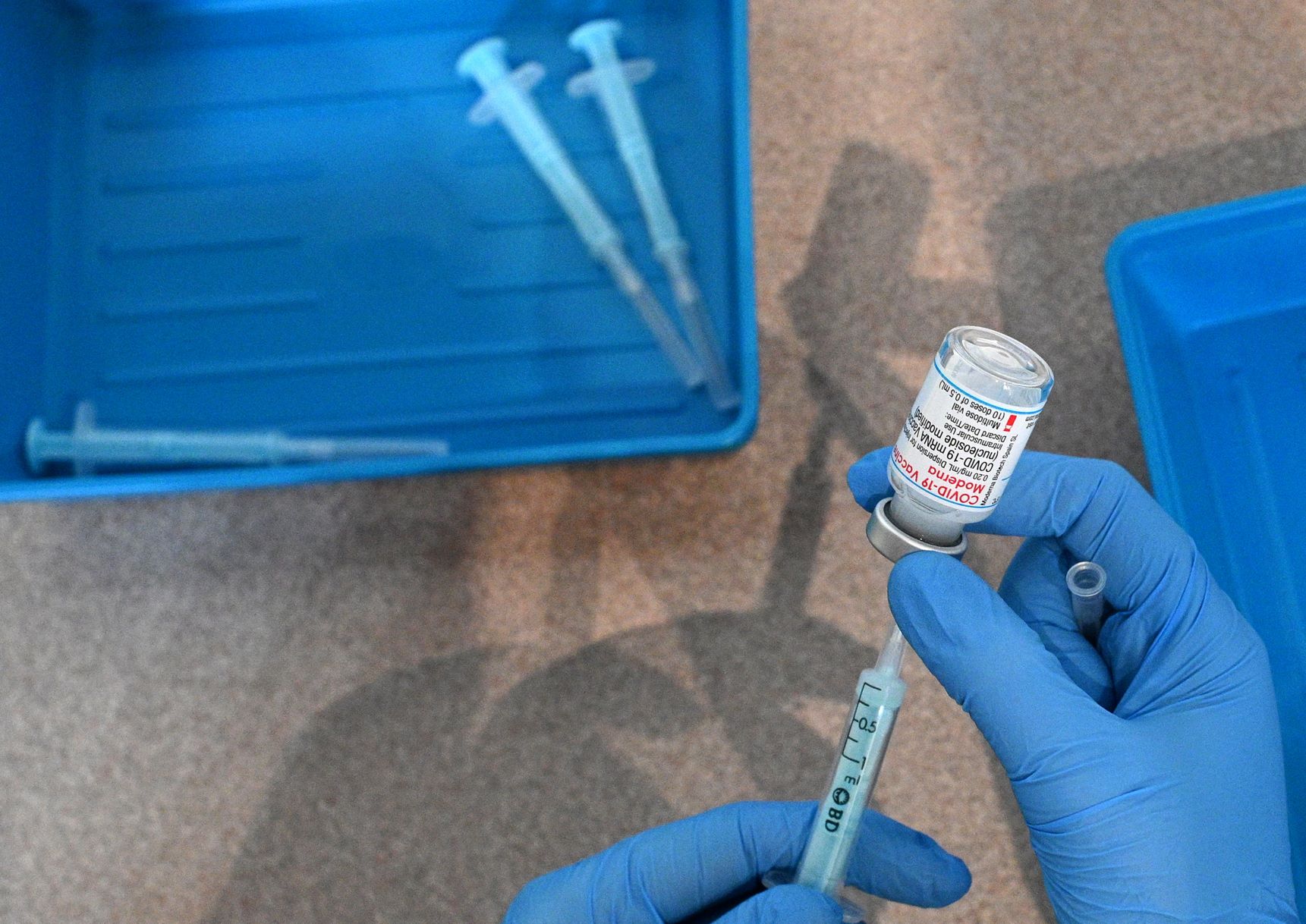 En France, les non-vaccinés se sentent «au pied du mur»