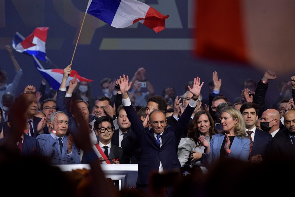 Malmenés, des dizaines de médias appellent les candidats à l'Elysée au respect
