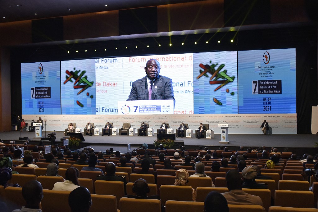 Le président sud-africain Cyril Ramaphosa s'adresse à l'assistance le 6 décembre 2021, lors de l'ouverture de la 7e édition du Forum international de Dakar sur la paix et la sécurité (AFP)