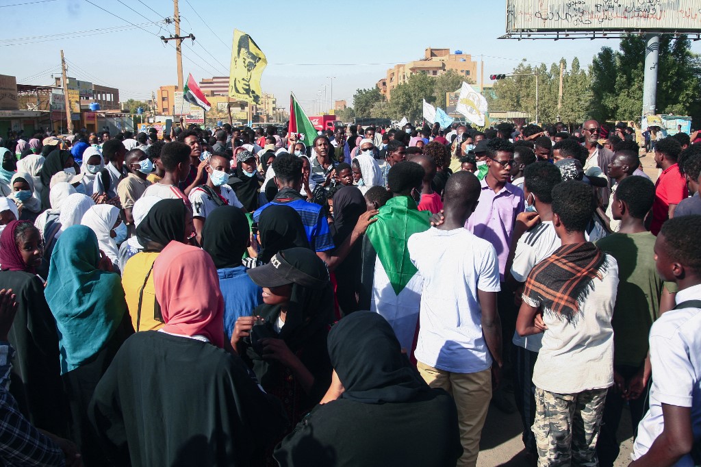 Des milliers de Soudanais anti-putsch dans la rue, tirs de gaz lacrymogènes