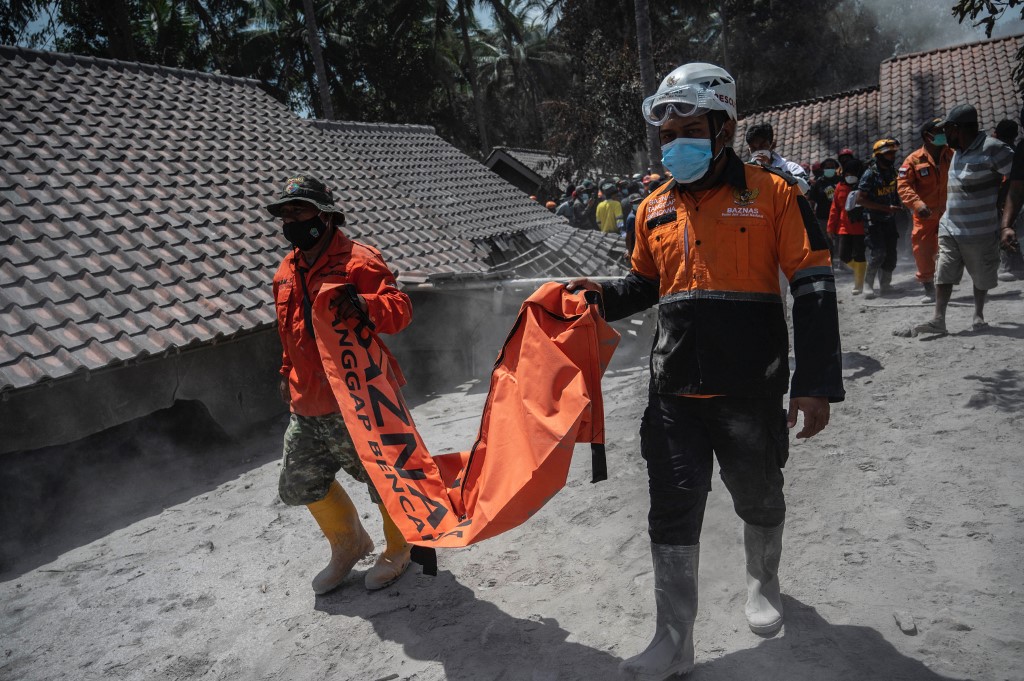 Indonésie: 34 morts dans l'éruption du volcan Semeru, le président sur place