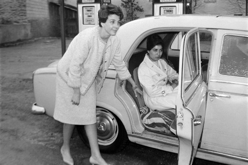 Dans cette photo d'archive prise le 21 avril 1962 la jeune militante algérienne du Front de libération nationale algérien (FLN) Djamila Boupacha (en voiture), accompagnée de son avocate Gisèle Halimi (à gauche) sort de la prison centrale de Rennes, où elle avait transférée, à sa sortie de prison. (AFP)