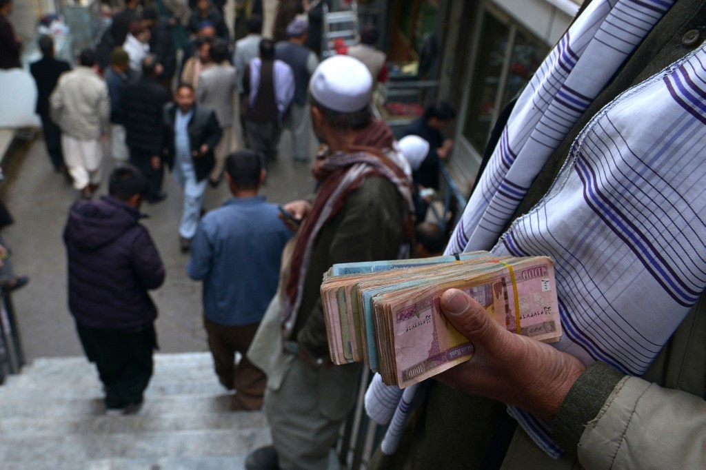Afghanistan: la monnaie plonge après des rumeurs de faillite bancaire