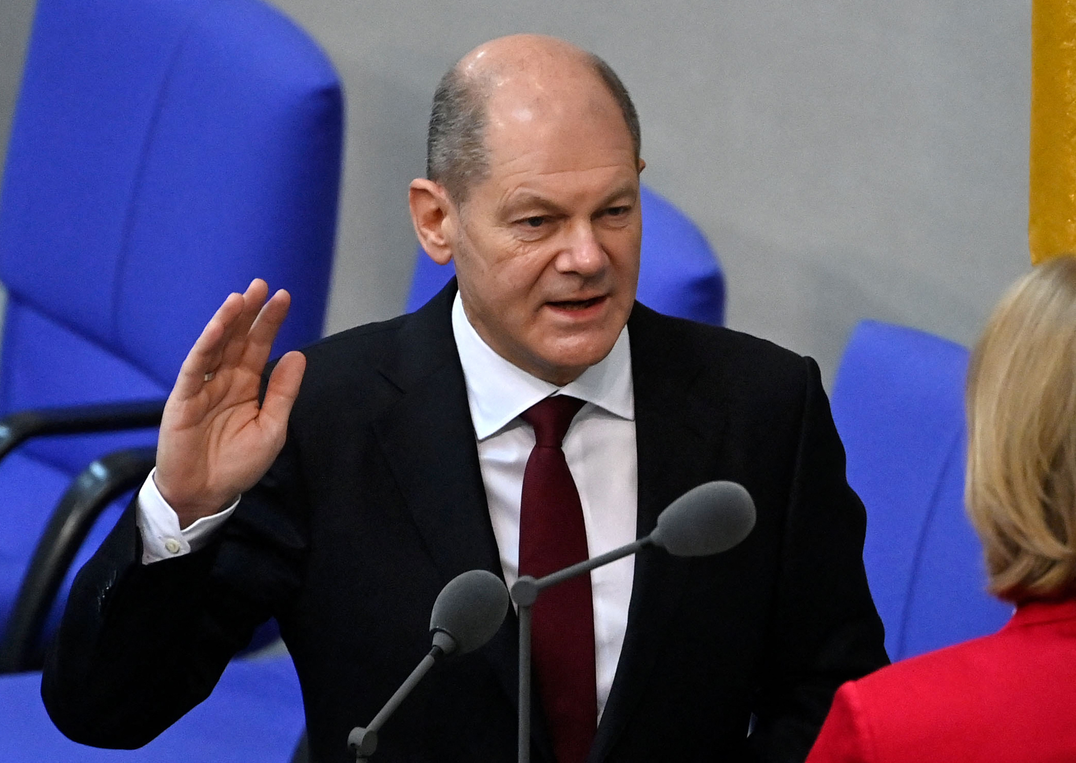 Scholz succède à Merkel et promet à l'Allemagne un «nouveau départ»