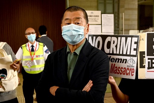 Cette photo d'archive prise le 3 novembre 2020 montre le magnat des médias pro-démocratie de Hong Kong Jimmy Lai (C) accusé d'avoir incité d'autres personnes à participer à un rassemblement non autorisé commémorant la répression de la place Tiananmen à Pékin en 1989, devant le tribunal de West Kowloon à Hong Kong. (Peter Parks/AFP
