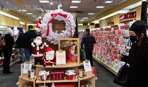 Les gens achètent des articles de Noël dans un centre commercial de Montebello, en Californie, le 9 décembre 2021. (Frédéric J. Brown/AFP)