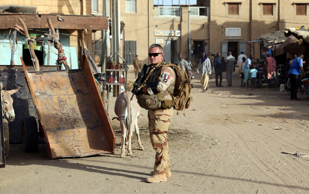 Huit ans après leur arrivée triomphale, les soldats français quittent Tombouctou