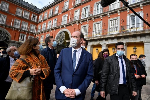 Le Premier ministre français Jean Castex (au centre) se tient sur la Plaza Mayor lors de sa visite à Madrid le 10 décembre 2021. (Oscar Del Pozo / Pool / AFP)