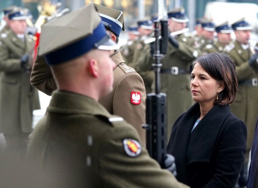 La ministre allemande des Affaires étrangères Annalena Baerbock assiste à une cérémonie de dépôt de couronnes sur la tombe du Soldat inconnu à Varsovie le 10 décembre 2021, lors de sa tournée inaugurale en Europe. (Janek Skarzynski/AFP)