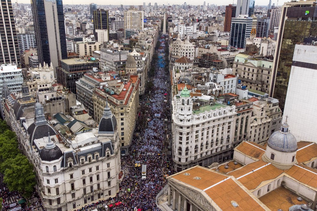 Les Argentins par milliers de nouveau dans la rue, pour le souvenir de 2001