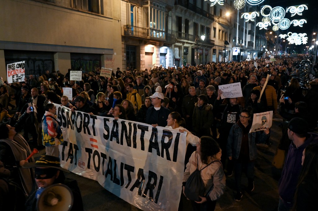 Barcelone: un millier de personnes manifestent contre le pass sanitaire