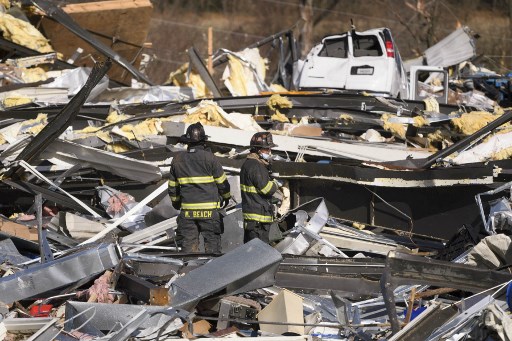 Tornades aux Etats-Unis: les recherches continuent mais l'espoir s'amenuise