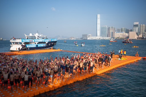 Des nageurs posent pour des photos au point de départ lors de la course annuelle de natation dans le port de Hong Kong le 12 décembre 2021.(Bertha Wang/AFP
