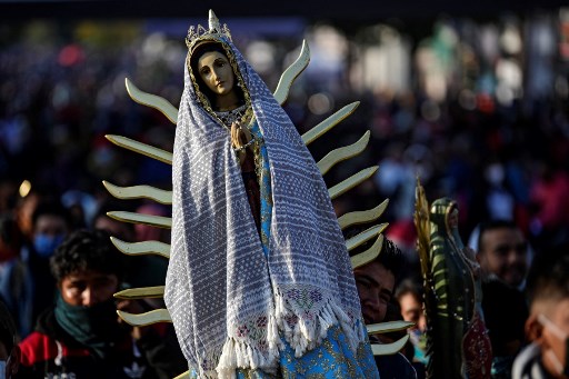 Le Mexique renoue avec le culte de la vierge de Guadalupe, défiant le risque de rebond pandémique