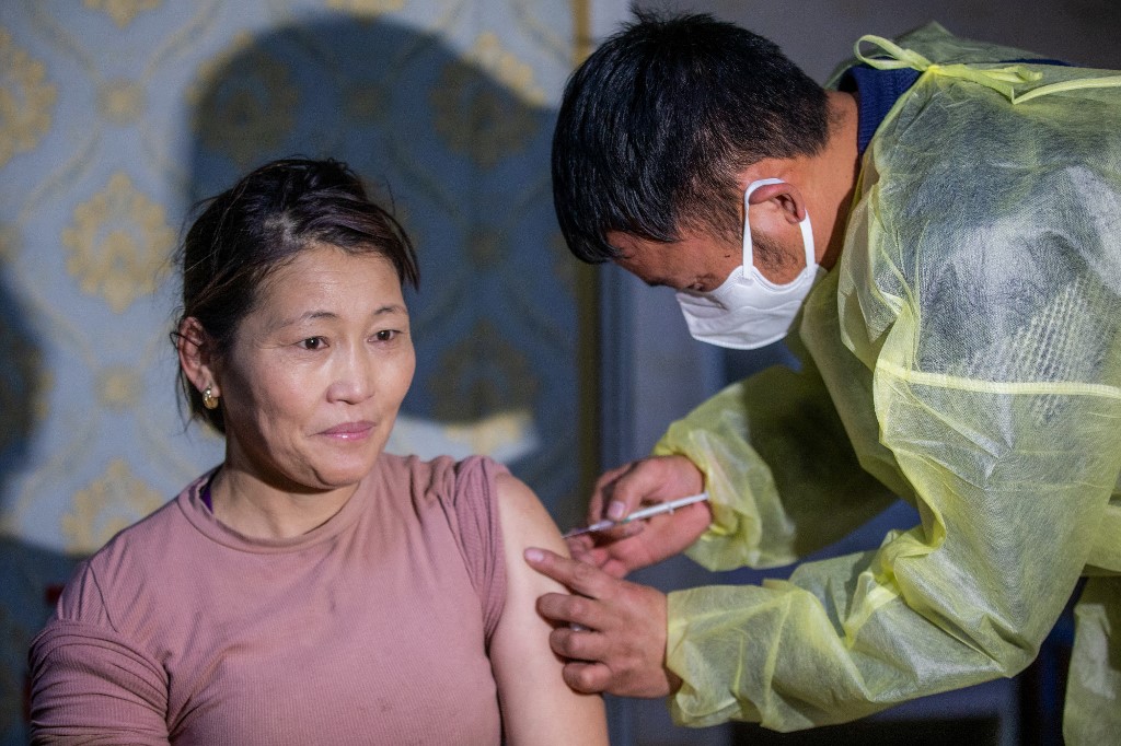 En Mongolie, le long chemin à travers la steppe pour vacciner les bergers