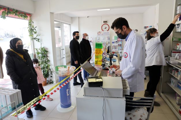 Les Turcs en quête de médicaments rendus introuvables par la crise
