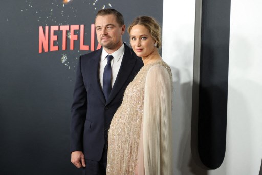 Sur cette photo d'archive prise le 5 décembre 2021, les acteurs américains Leonardo DiCaprio et Jennifer Lawrence assistent à la première mondiale de «Don't Look Up» de Netflix à New York. «Don't Look Up» sortira le 24 décembre 2021. (Mike Coppola / Getty Images Amérique Du Nord/AFP)