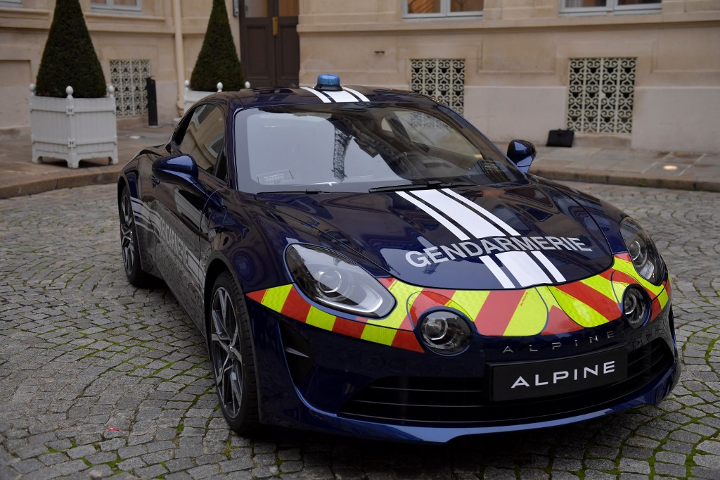 Deux premières Alpine remises à la gendarmerie nationale