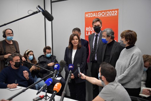 La maire de Paris et candidate à la présidentielle du Parti socialiste français Anne Hidalgo donne une conférence de presse concernant sa proposition d'élections primaires pour les candidats de gauche à Paris, le 17 décembre 2021. (Julien De Rosa/AFP)