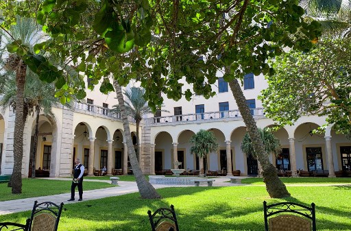 Vue sur les jardins de l'Hôtel Nacional de Cuba, à La Havane le 2 novembre 2021. Inauguré en 1930, c'est l'un des bâtiments historiques de Cuba. (Adalberto Roque/AFP)