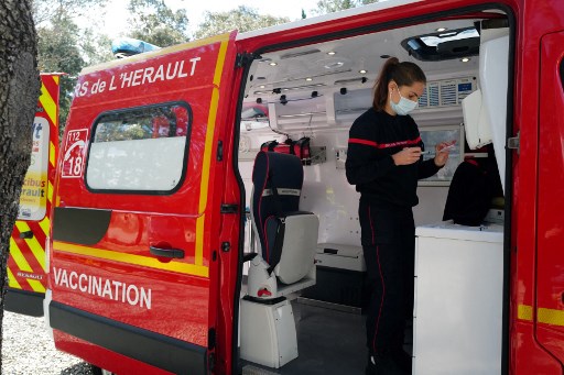 Dans cette photo d'archive prise le 19 mars 2021, un pompier prépare une seringue Pfizer-BioNTech Covid-19, dans le camion, pour vacciner un patient à domicile aux Matelles, dans le sud de la France, lors d'une campagne de vaccination. Le ministre français de la Santé Olivier Veran a annoncé le 18 décembre 2021 la 3e dose de vaccin obligatoire pour le personnel médical et les pompiers à partir du 30 janvier 2022. (Sylvain Thomas/AFP)
