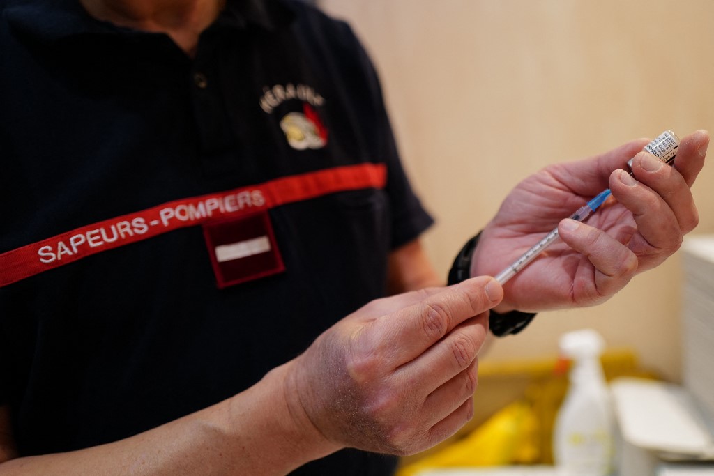 France: Une 3e dose de vaccin obligatoire pour les soignants et les pompiers