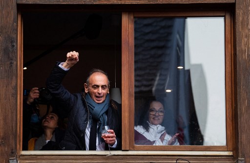 Eric Zemmour, leader du parti d'extrême droite français «Reconquête !» et candidat à l'élection présidentielle française de 2022, porte un toast devant des partisans à Husseren-les-Châteaux, dans le nord-est de la France, le 18 décembre 2021. (Sebastien Bozon / AFP)