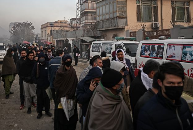 Afghanistan: à Kaboul, faire la queue pour un passeport et fuir le pays
