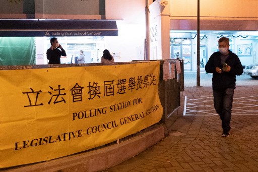 Un électeur quitte un bureau de vote lors de l'élection du Conseil législatif dans la région de Choi Hung à Hong Kong le 19 décembre 2021. (Bertha Wang/AFP)