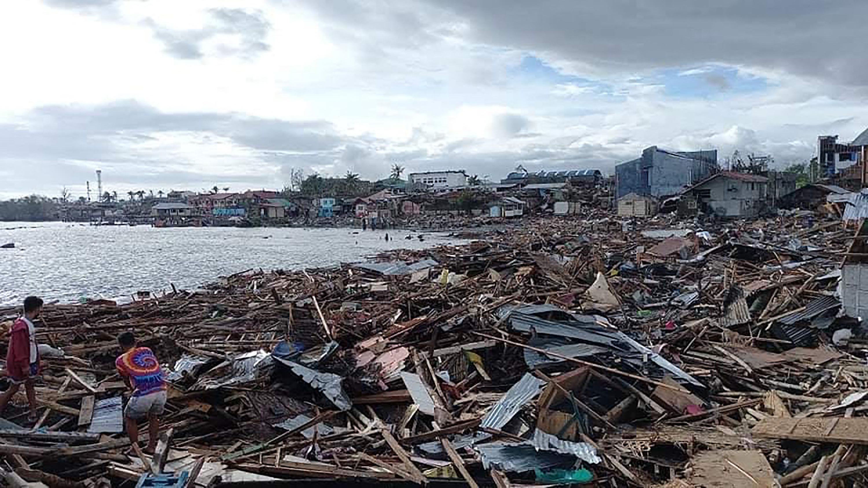 Philippines: le bilan du typhon Rai s'alourdit à 388 morts