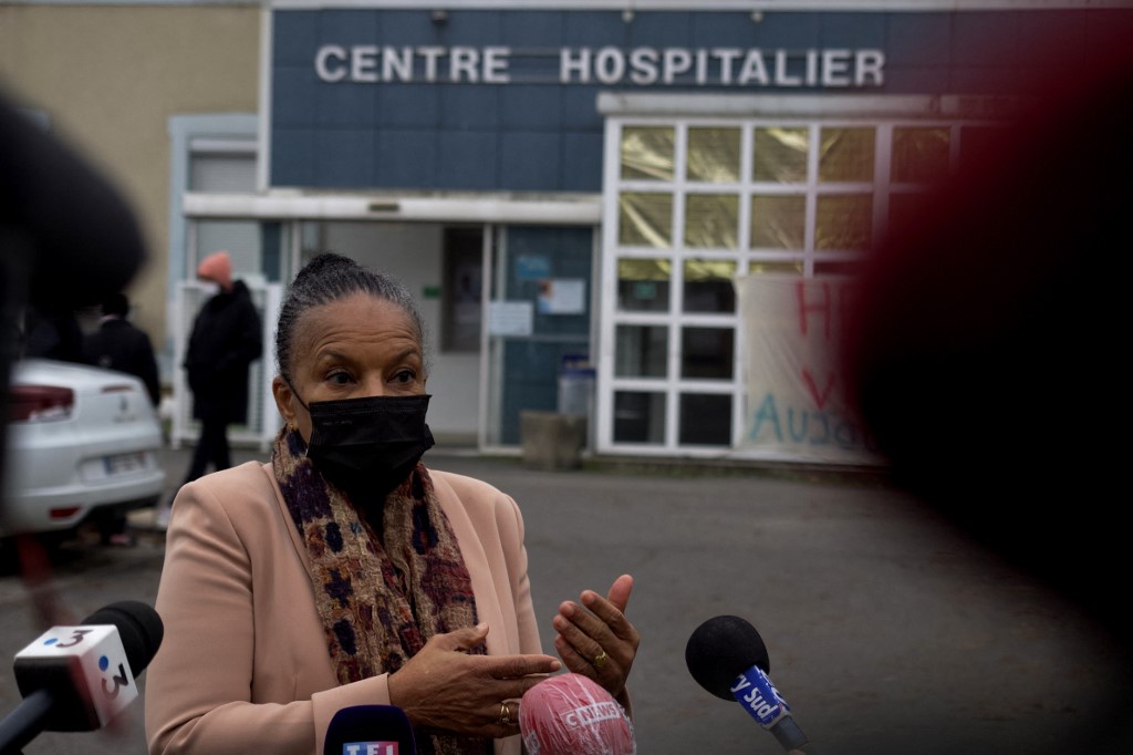 L'ancienne ministre française de la Justice Christiane Taubira tient une conférence de presse devant l'hôpital Vierzon à Vierzon le 20 décembre 2021, deux jours après avoir annoncé qu'elle envisageait de se présenter à l'élection présidentielle de 2022 (Photo,AFP)
