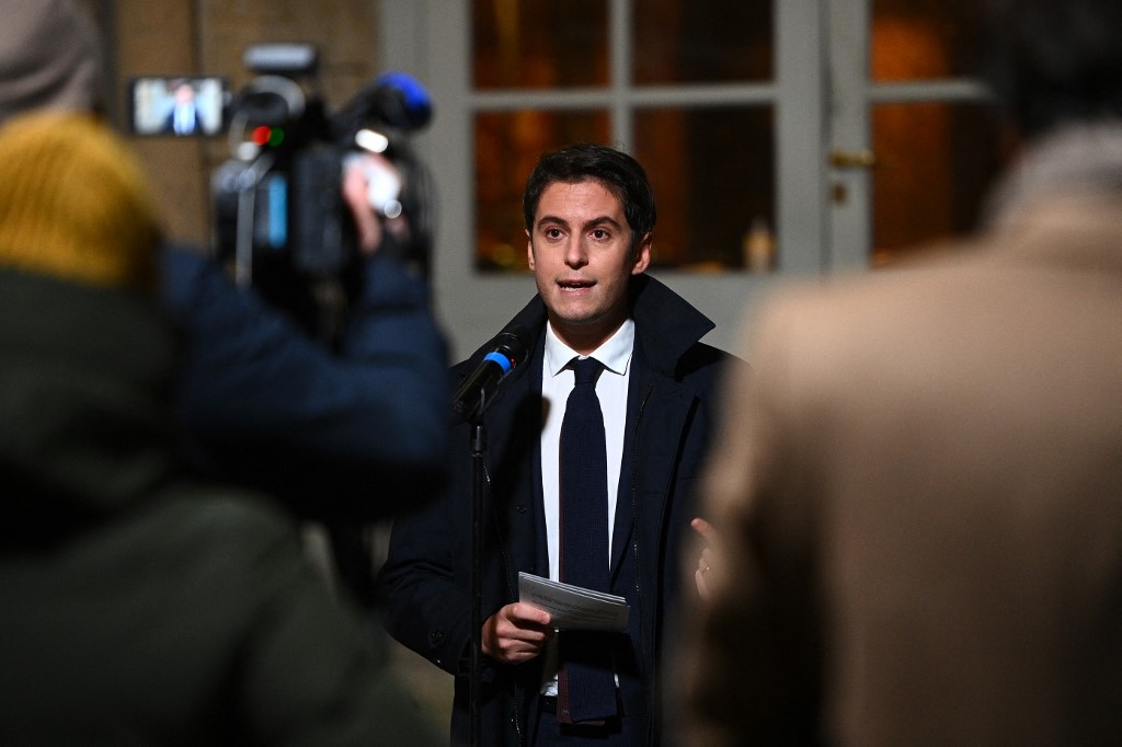 Le secrétaire d'État et porte-parole du gouvernement français, Gabriel Attal, s'entretient avec les médias à l'issue d'une réunion du Premier ministre français avec les associations d'élus locaux et les commissions parlementaires de liaison à Paris le 21 décembre 2021.(AFP)