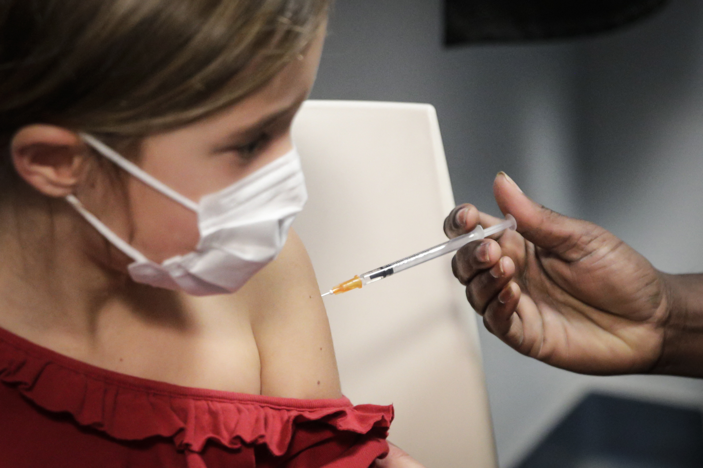 Covid-19: la France lance la campagne de vaccination des enfants