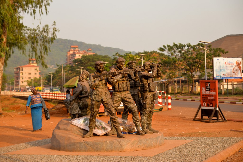 Un an après la présidentielle, la Centrafrique entre allié russe encombrant et attaques rebelles