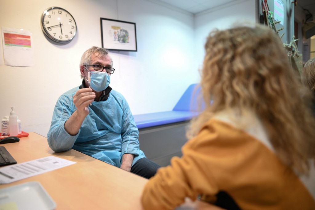Covid-19: près de 28 000 cas en 24 heures, après le record atteint à Noël