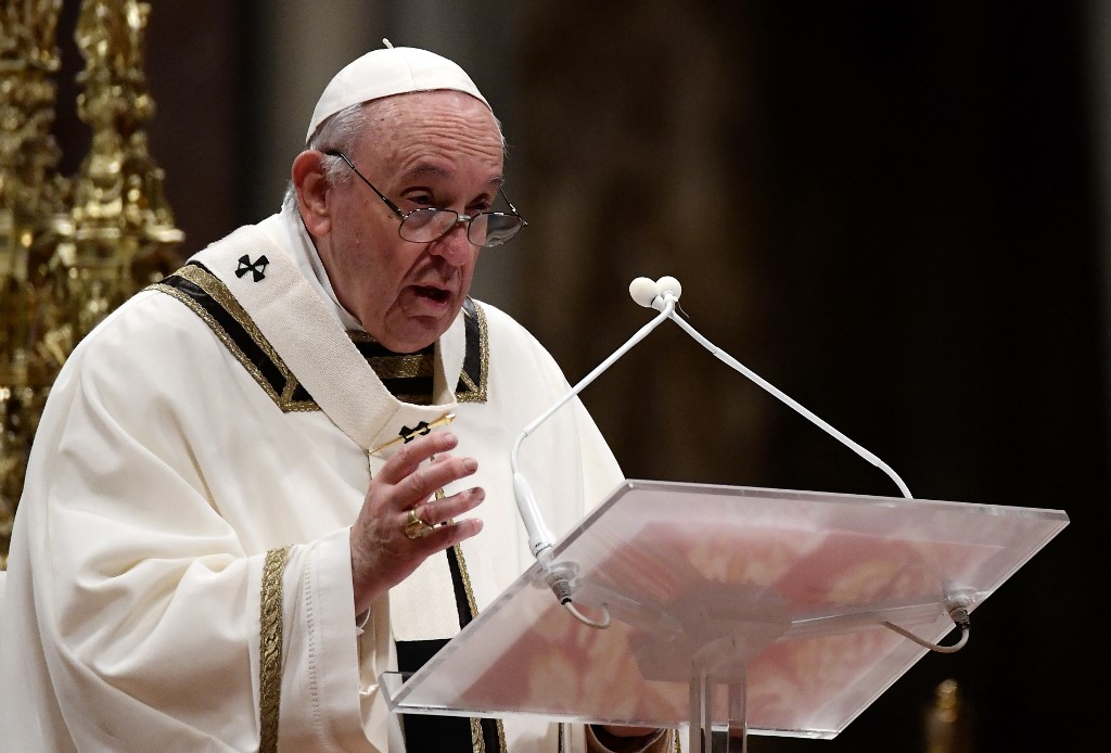 Le pape François s'adresse aux fidèles lors de la messe du réveillon de Noël à la basilique Saint-Pierre au Vatican, le 24 décembre 2021. (AFP)