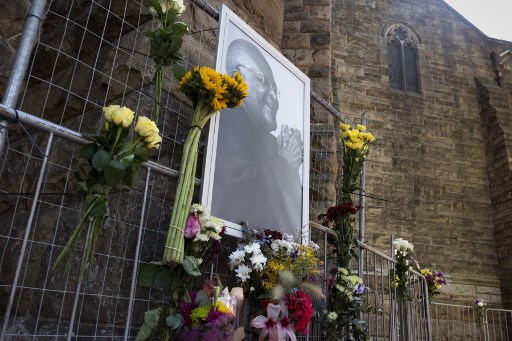Larmes et souvenir d'un «héros» devant la cathédrale de Desmond Tutu