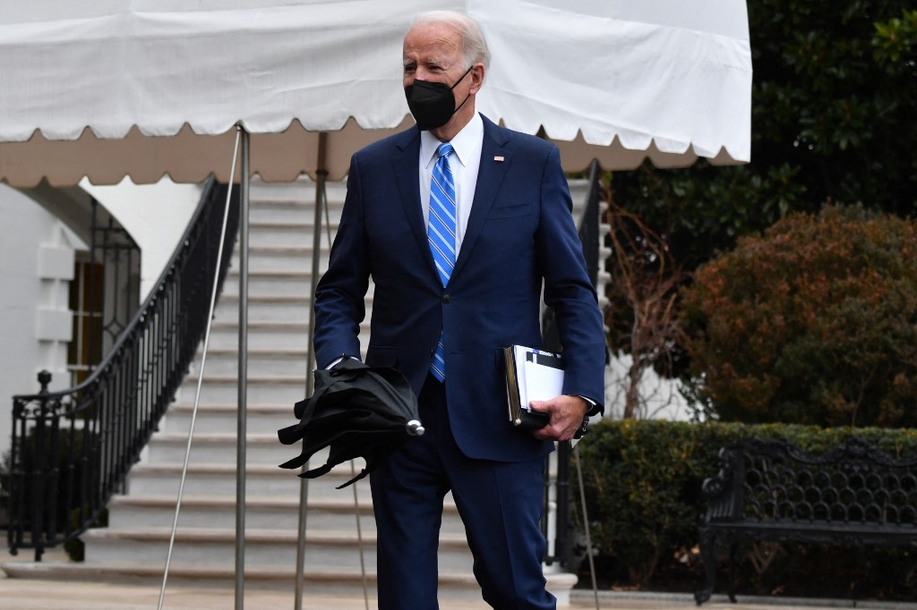 Réduire les quarantaines pour limiter les absences, le pari de l'administration Biden