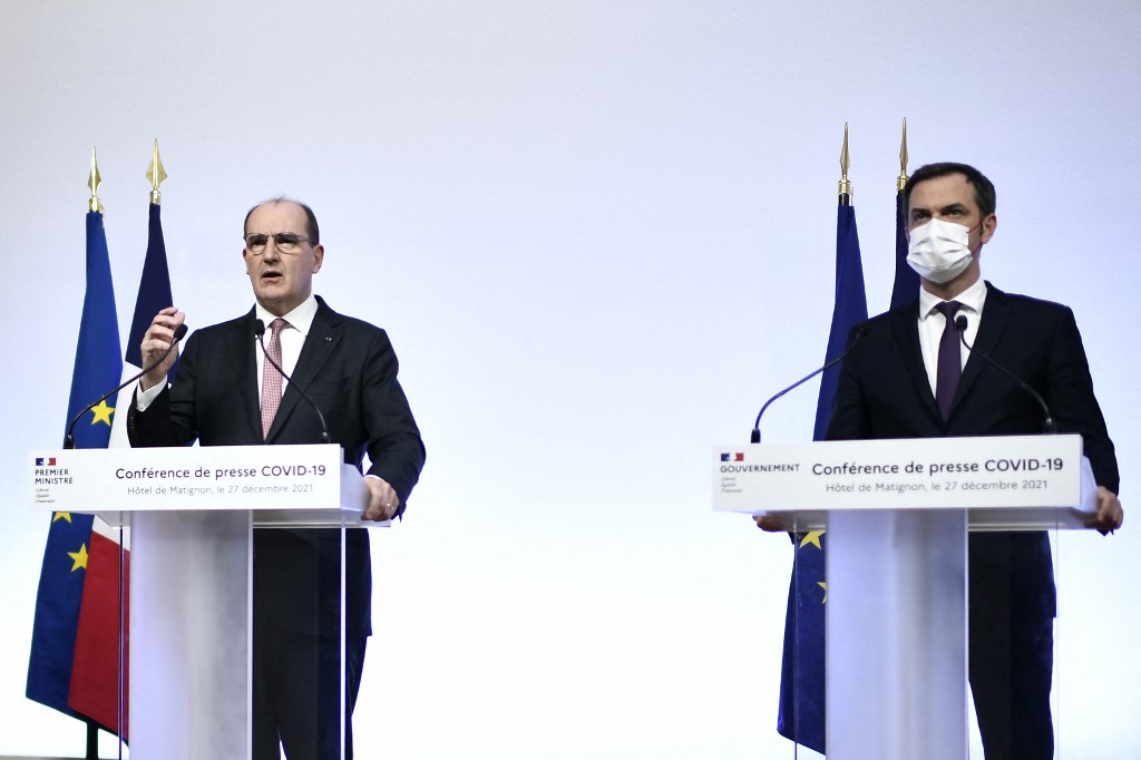 Le Premier ministre français Jean Castex (G) et le ministre français de la Santé Olivier Veran (D), donne une conférence de presse à l'issue d'un Conseil de défense sanitaire et d'un Conseil des ministre (AFP)