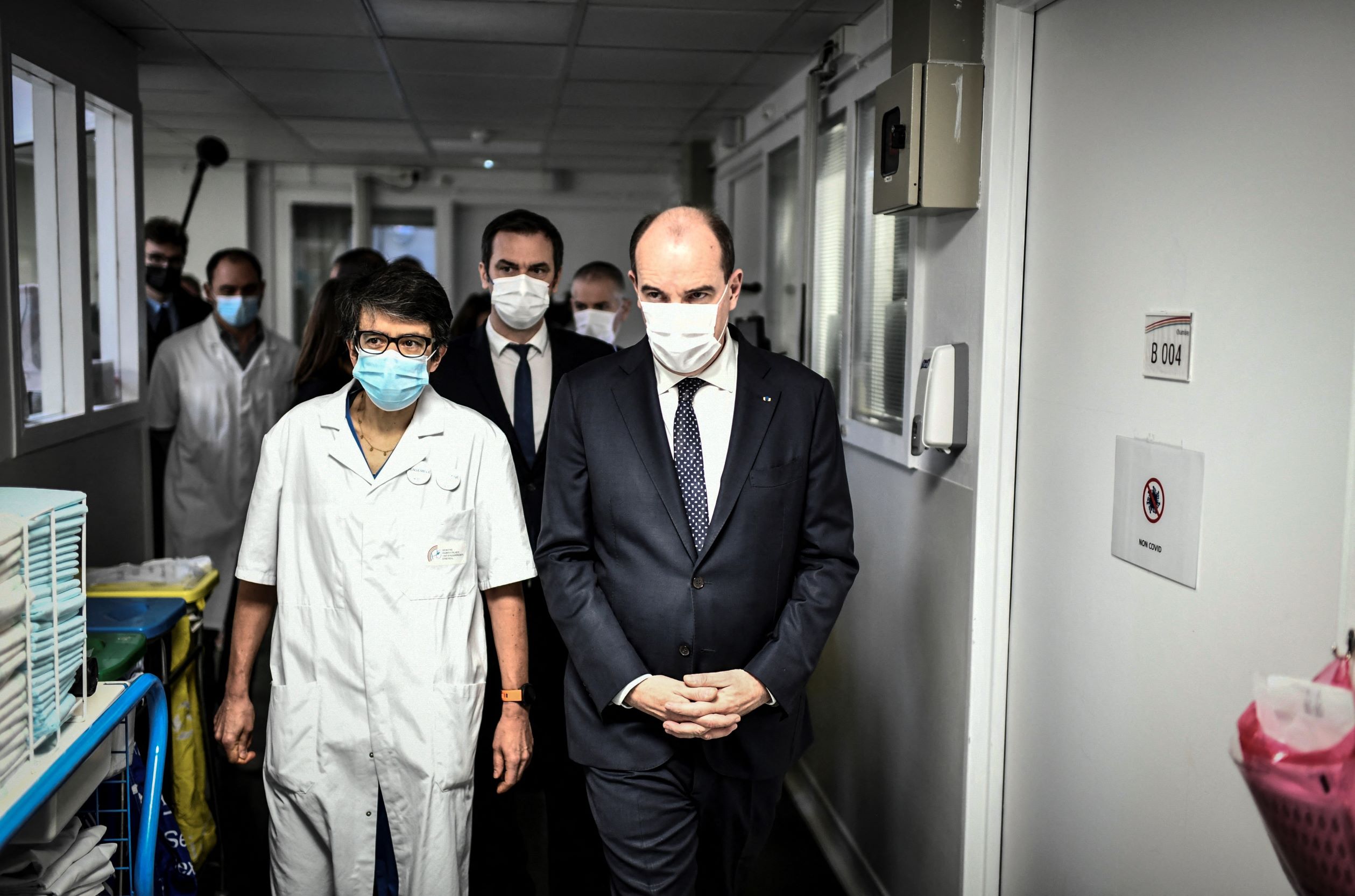 Le Premier ministre français Jean Castex et le ministre français de la Santé Olivier Veran visitent l'unité de réanimation de l'hôpital intercommunal de Créteil, en banlieue parisienne, le 28 décembre 2021. (Photo, AFP)