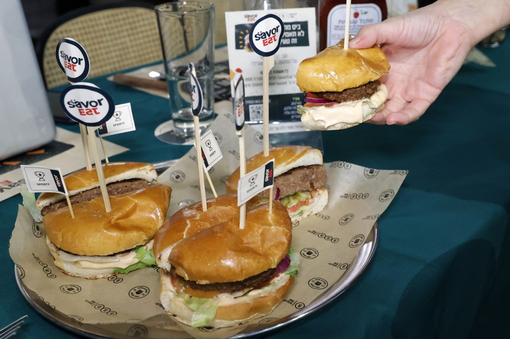 Israël: une chaîne de restaurants lance des burgers préparés par un robot