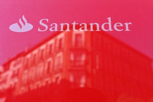 Royaume-Uni: Père Noël involontaire, une banque distribue £130 millions par erreur