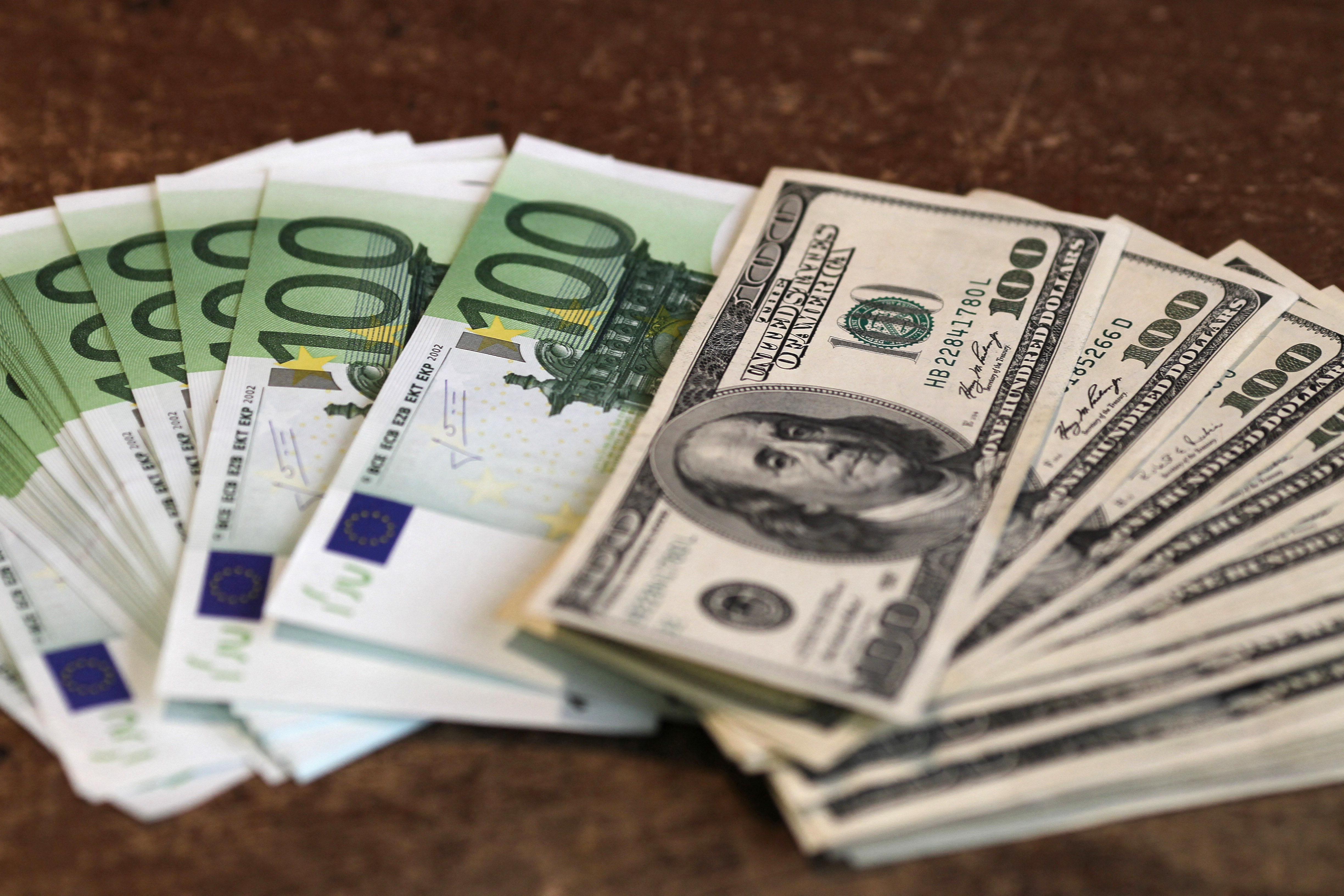 L'euro a 20 ans et rêve toujours de concurrencer le dollar