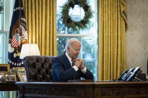 Passeports, prestations sociales: Biden veut dégripper les services administratifs