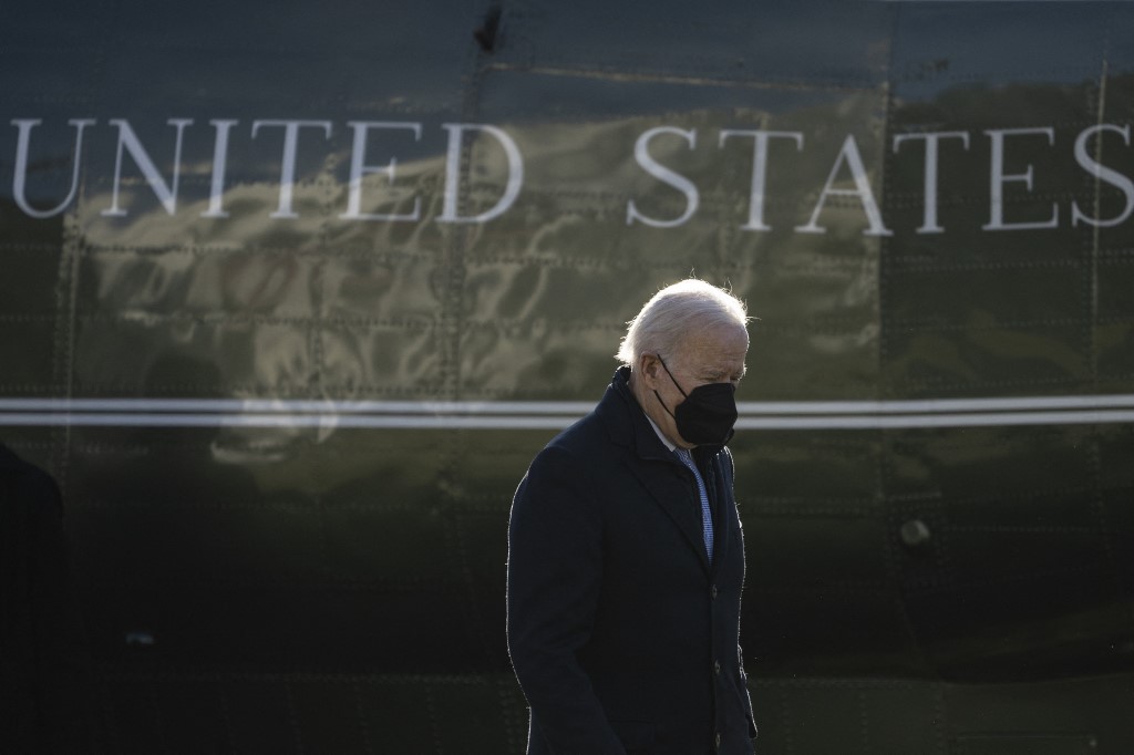 Paralysie politique, flambée de Covid: la présidence Biden craque de toutes parts