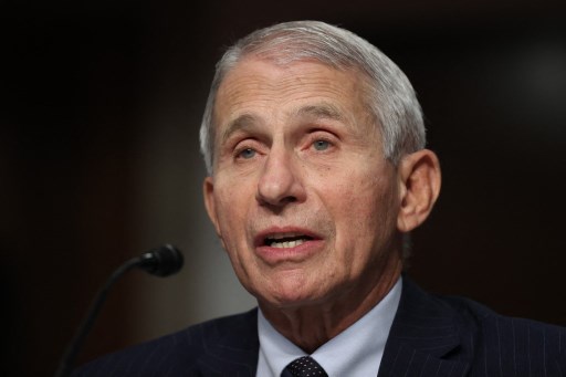 Omicron «se déchaîne» à travers le monde, avertit le Dr Fauci