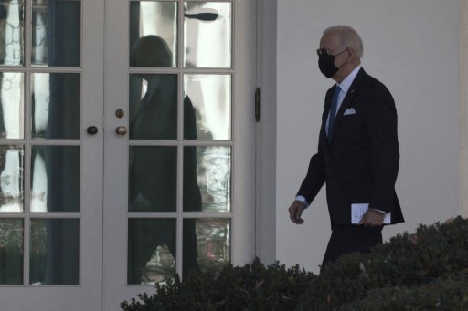 Face à l'hiver et au variant Omicron, Biden lance l'offensive sanitaire, et politique